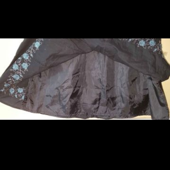 Womens Reitmans Black skirt with blue flower design on bottom Size 16 - Picture 3 of 7